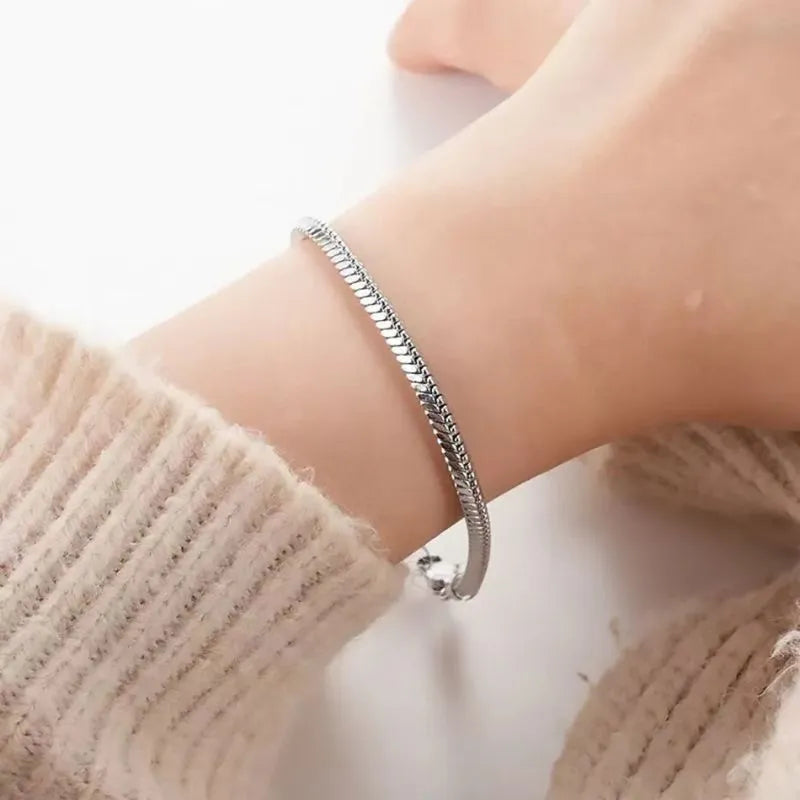 Close-up of the Men's Bracelet Silver featuring a smooth 3 mm snake chain and secure lobster clasp.