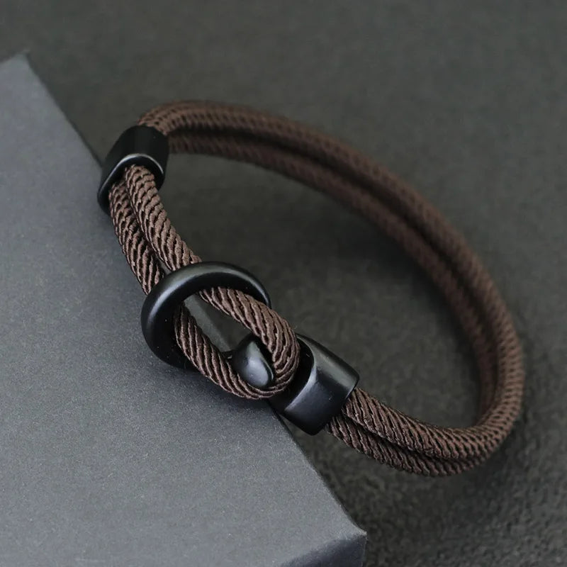 Men Bracelet Rope – Moor Double-Loop Rope Bracelet in brown, close-up of the hook clasp