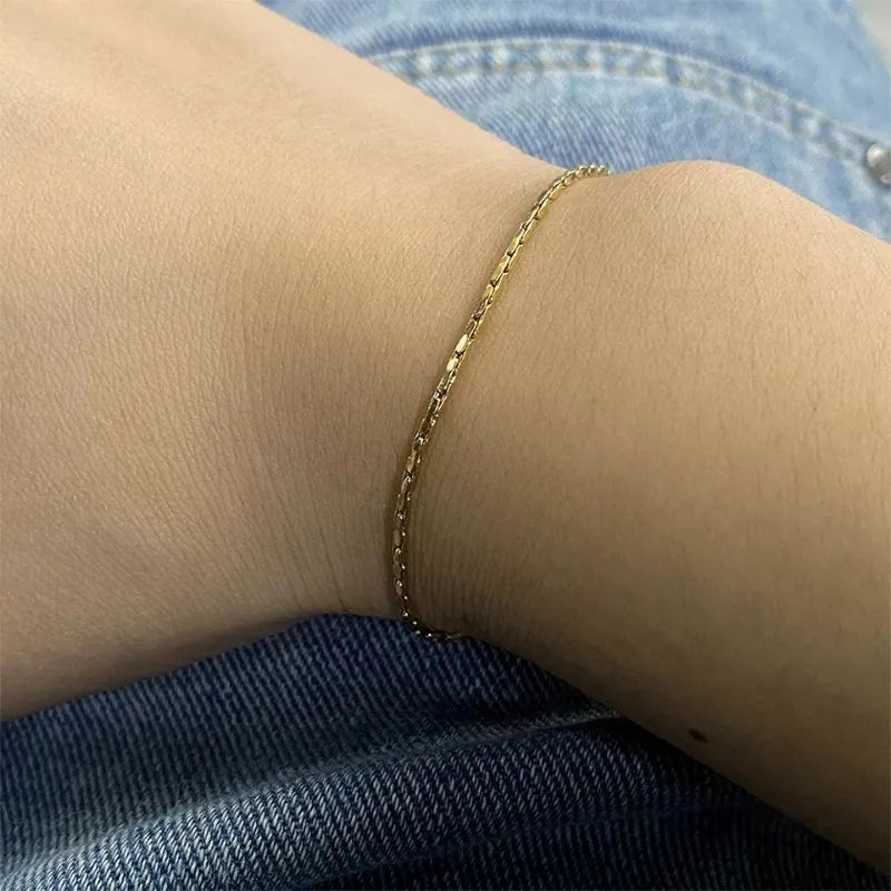 Luxury Men's Bracelet Gold featuring a hammered wire chain with a refined minimalist design.