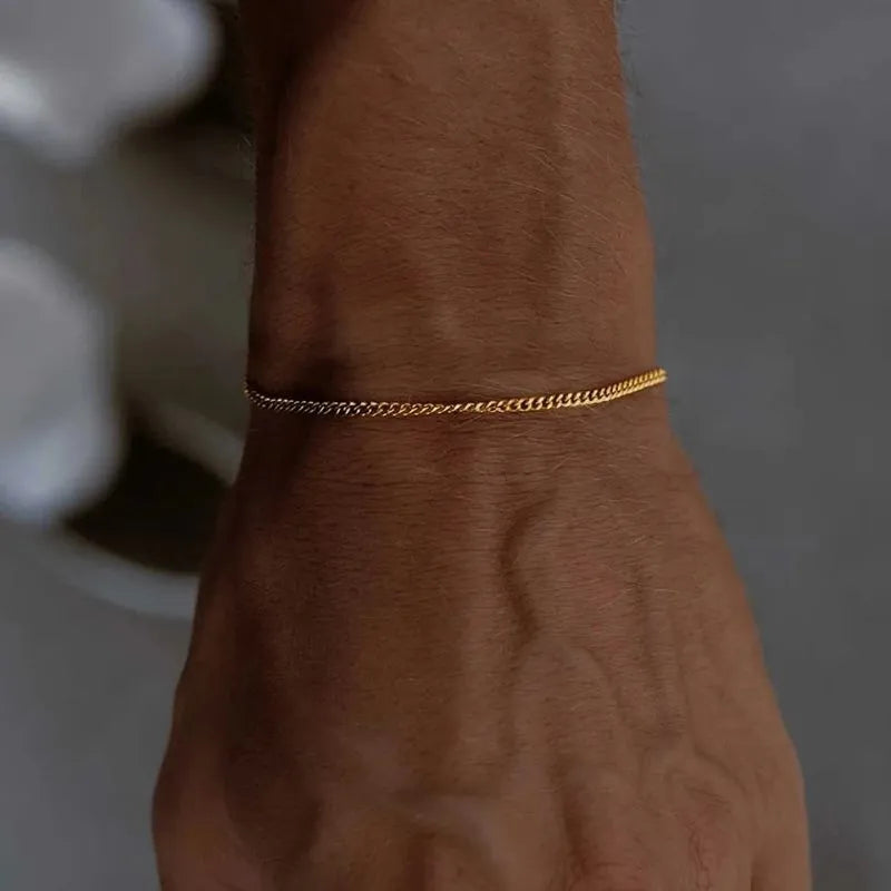 Close-up of the Men's Bracelet Gold featuring a slim 1.8 mm Cuban chain with a polished gold finish.