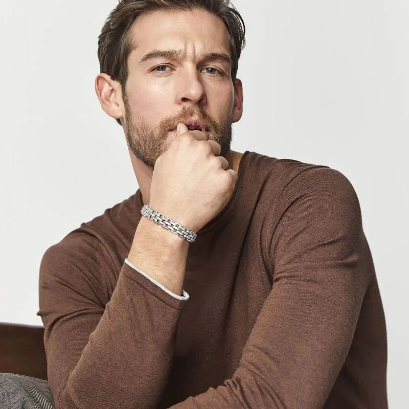 Close-up of the Men's Bracelet Silver featuring an 11 mm watchband-inspired link bracelet in stainless steel.