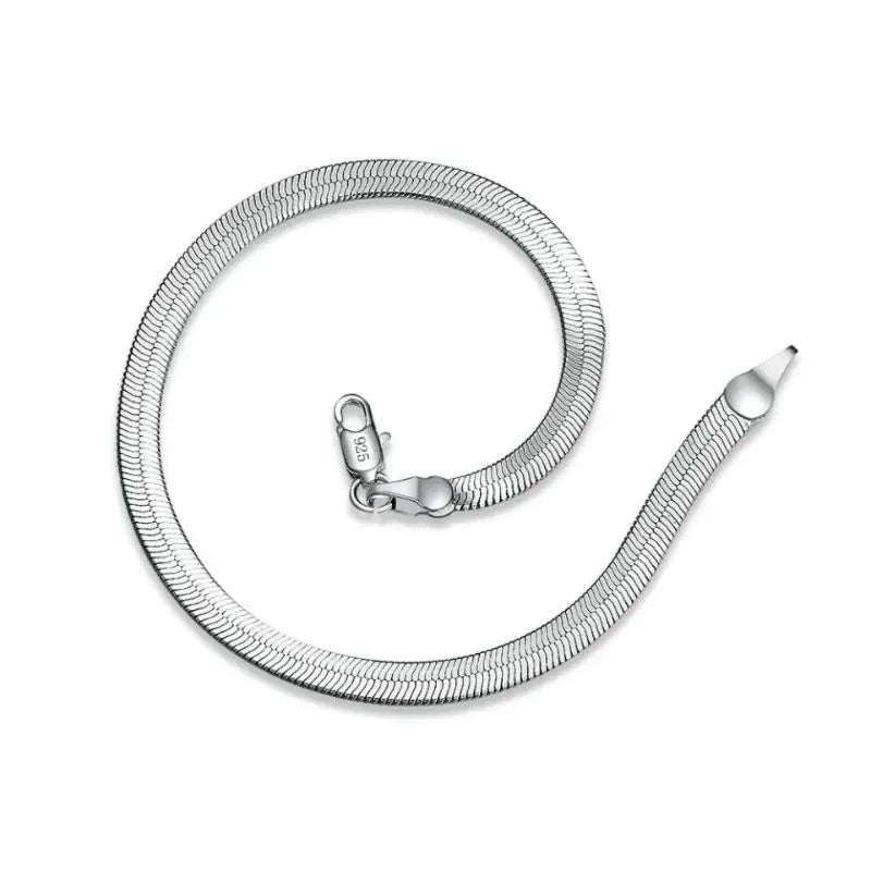 Close-up of the Men's Bracelet Silver featuring a sleek 4 mm blade chain and secure lobster-claw clasp.
